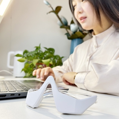 Rotlicht-Augenmassage zum Entfernen von Falten und dunklen Kreisen im Büro